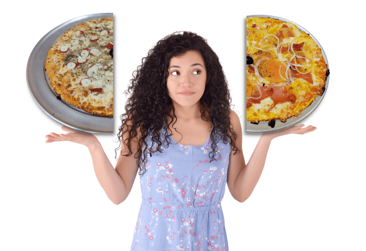 Chica sujetando dos mitades de pizza, cada una de ellas de una tipología diferente